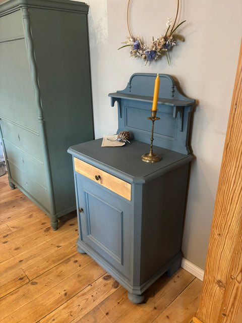 Kleiner alter Schrank/Nachttisch mit verzierter Holzblende | Kreidefarbe Glambecksee (blaugrau)