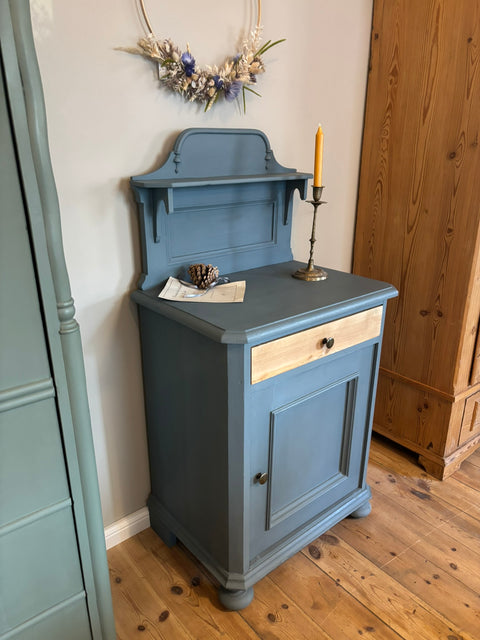 Kleiner alter Schrank/Nachttisch mit verzierter Holzblende | Kreidefarbe Glambecksee (blaugrau)