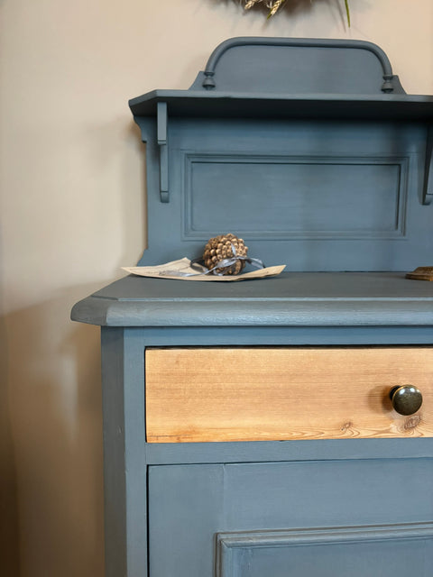 Kleiner alter Schrank/Nachttisch mit verzierter Holzblende | Kreidefarbe Glambecksee (blaugrau)