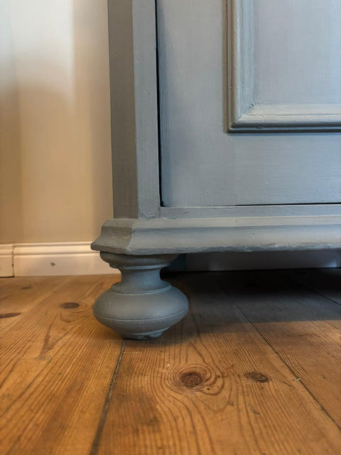 Kleiner alter Schrank/Nachttisch mit verzierter Holzblende | Kreidefarbe Glambecksee (blaugrau)