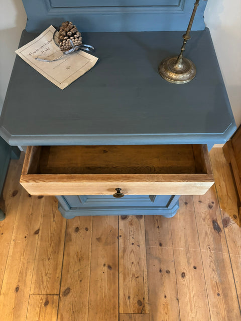 Kleiner alter Schrank/Nachttisch mit verzierter Holzblende | Kreidefarbe Glambecksee (blaugrau)