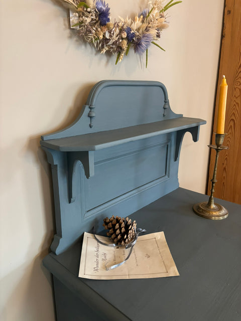 Kleiner alter Schrank/Nachttisch mit verzierter Holzblende | Kreidefarbe Glambecksee (blaugrau)