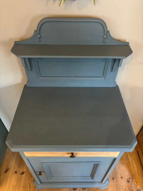 Kleiner alter Schrank/Nachttisch mit verzierter Holzblende | Kreidefarbe Glambecksee (blaugrau)