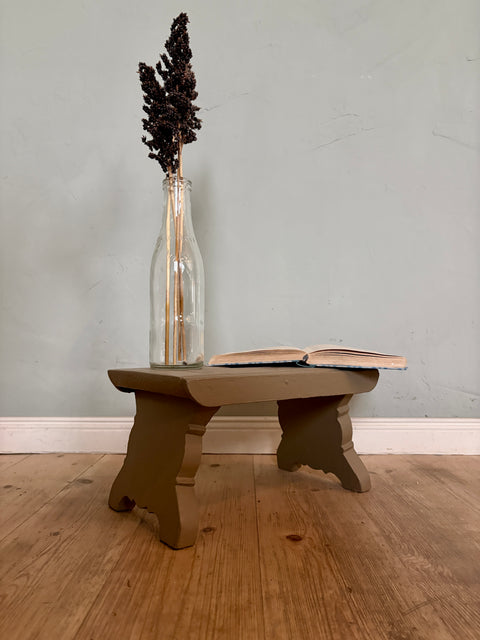 Vintage-Holzschemel/Hocker – Drab (grün-braun)