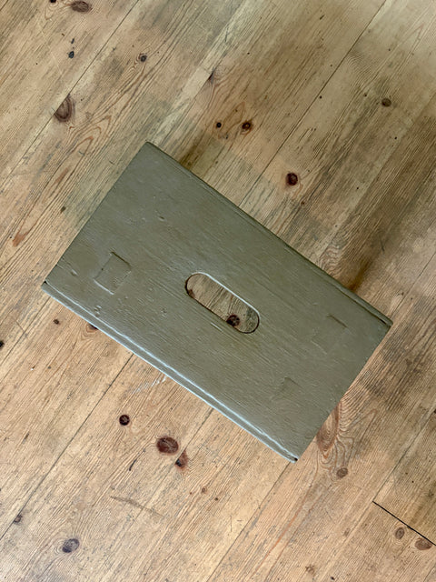 Vintage-Holzschemel/Hocker – Drab (grün-braun)