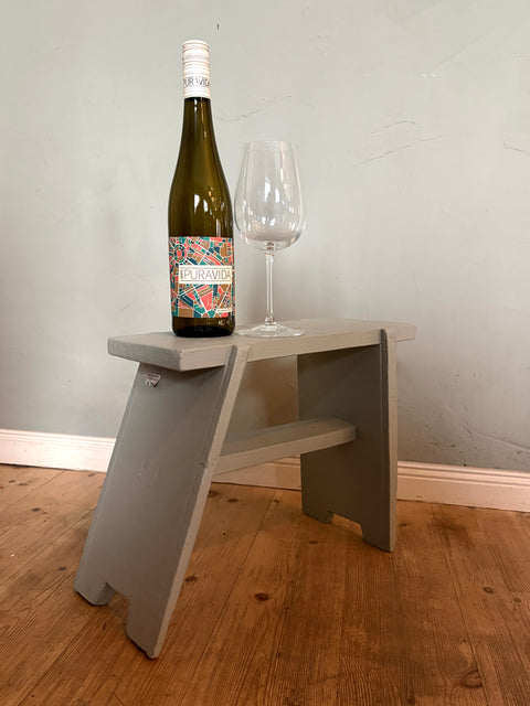 Vintage-Holzschemel/Hocker leicht schräg – Verdigris (grün-grau)