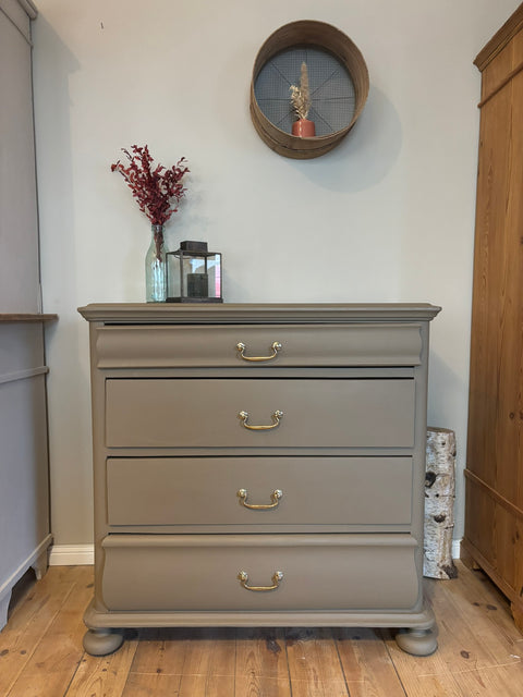 Antike Vintage Kommode in Kreidefarbe Drab, braun-grün, mit eleganten Holzdetails, von Weingärtners Genusshandwerk.