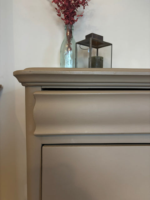 Antike Vintage Kommode in Kreidefarbe Drab, braun-grün, mit antikem Holzdesign, von Weingärtners Genusshandwerk.