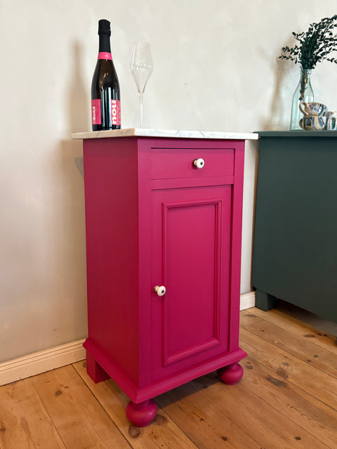 Dänischer Vintage Nachttisch mit Marmorplatte | Kreidefarbe Fuchsia (Pink)