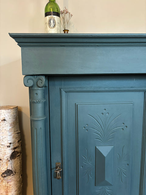 Antikes kleines Vertiko | Kreidefarbe Baronesse (Blau-grün)