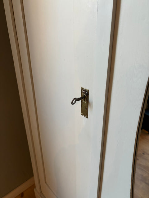 Dreitüriger Dänischer Vintage Kleiderschrank mit Spiegel | Sandy Grey (grau-beige)