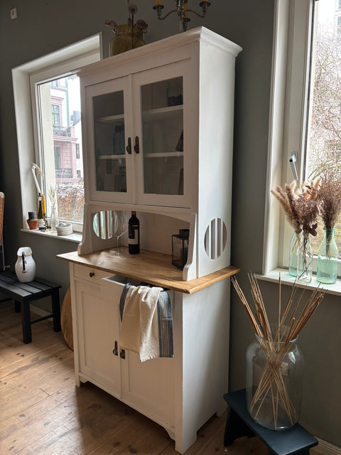 Dänisches Vintage Küchenbuffet in Kreidefarbe White Lily von Weingärtners Genusshandwerk, detailreiche Holzoberfläche und stilvolles Design