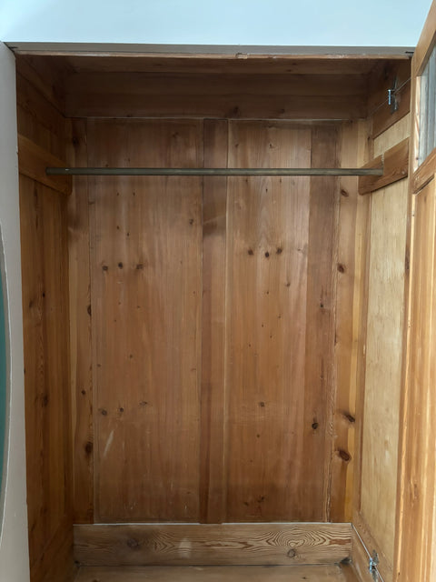 Dreitüriger dänischer Vintage Kleiderschrank mit Spiegel in Sandy Grey, graubeige, aus Holz, mit stilvollen Griffe und Stauraum