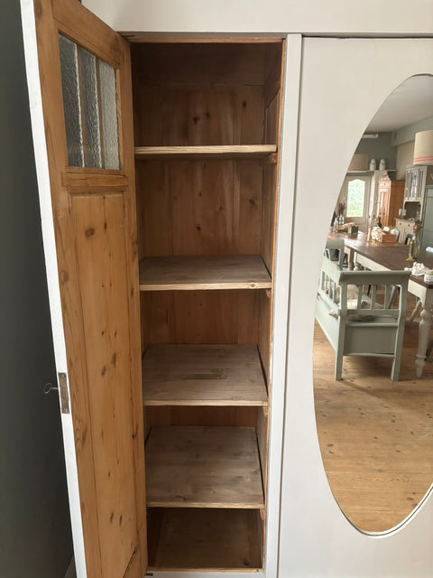 Dreitüriger dänischer Vintage Kleiderschrank mit Spiegel in Sandy Grey, grau-beige, von Weingärtners Genusshandwerk, detailreiche Holzstruktur