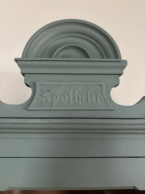 Antiker Apotheker Hängeschrank aus Weichholz in Camouflage, grüner Kreidefarbe (37x20x57cm)