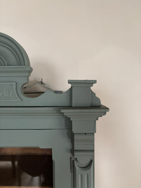 Antiker Apotheker Hängeschrank aus Weichholz in Camouflage, grüner Kreidefarbe (37x20x57cm)