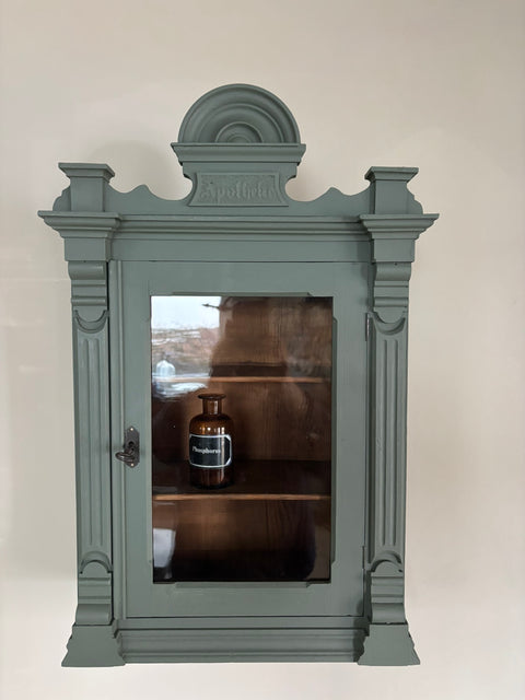 Antiker Apotheker Hängeschrank aus Weichholz in Camouflage, grüner Kreidefarbe (37x20x57cm)
