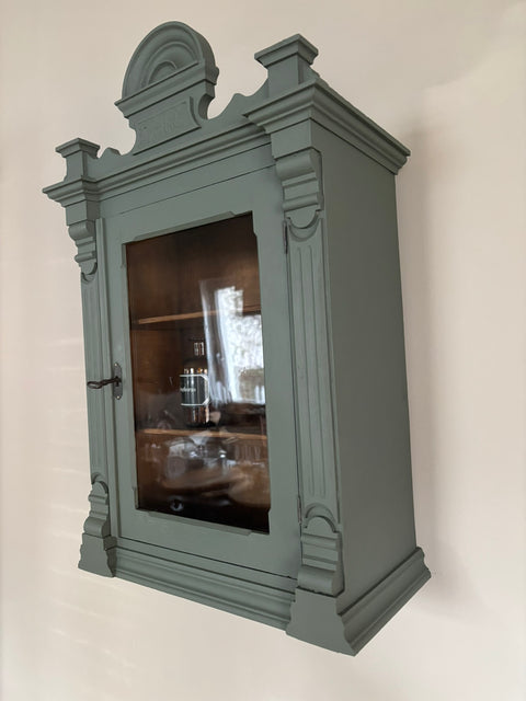 Antiker Apotheker Hängeschrank aus Weichholz in Camouflage, grüner Kreidefarbe (37x20x57cm)