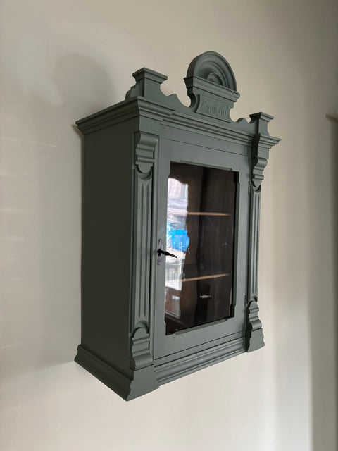 Antiker Apotheker Hängeschrank aus Weichholz in Camouflage, grüner Kreidefarbe (37x20x57cm)