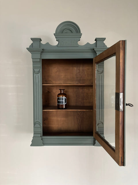 Antiker Apotheker Hängeschrank aus Weichholz in Camouflage, grüner Kreidefarbe (37x20x57cm)