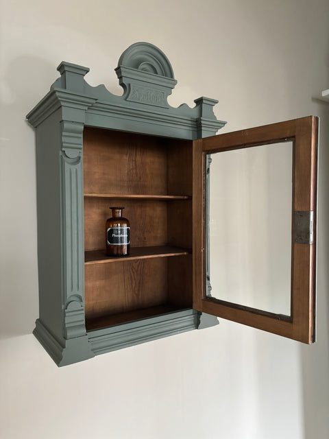 Antiker Apotheker Hängeschrank aus Weichholz in Camouflage, grüner Kreidefarbe (37x20x57cm)