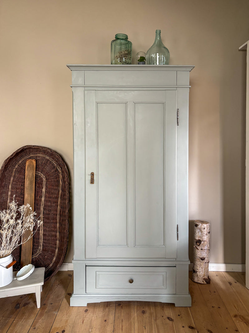 Antiker dänischer eintüriger Kleiderschrank aus Weichholz | Pebble Water (grün-grau) - Weingärtners Genusshandwerk