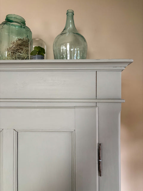 Antiker dänischer eintüriger Kleiderschrank aus Weichholz | Pebble Water (grün-grau) - Weingärtners Genusshandwerk