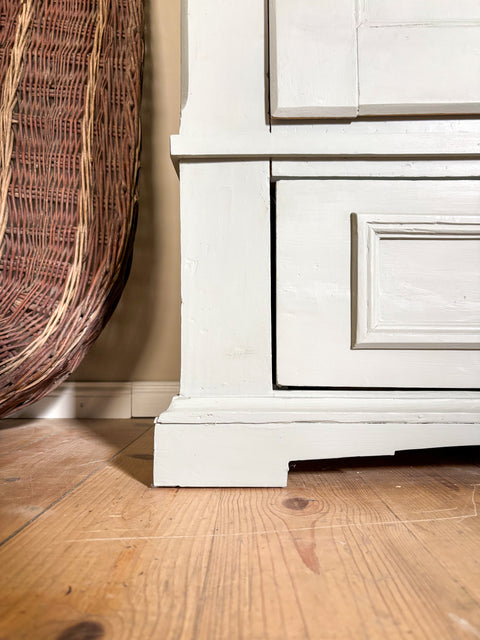 Antiker dänischer eintüriger Kleiderschrank aus Weichholz | Pebble Water (grün-grau) - Weingärtners Genusshandwerk