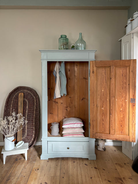 Antiker dänischer eintüriger Kleiderschrank aus Weichholz | Pebble Water (grün-grau) - Weingärtners Genusshandwerk