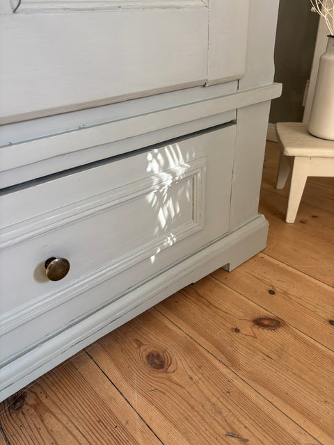 Antiker dänischer Kleiderschrank aus Weichholz mit grüner-grauer Oberfläche, von Weingärtners Genusshandwerk, detailreich fotografiert