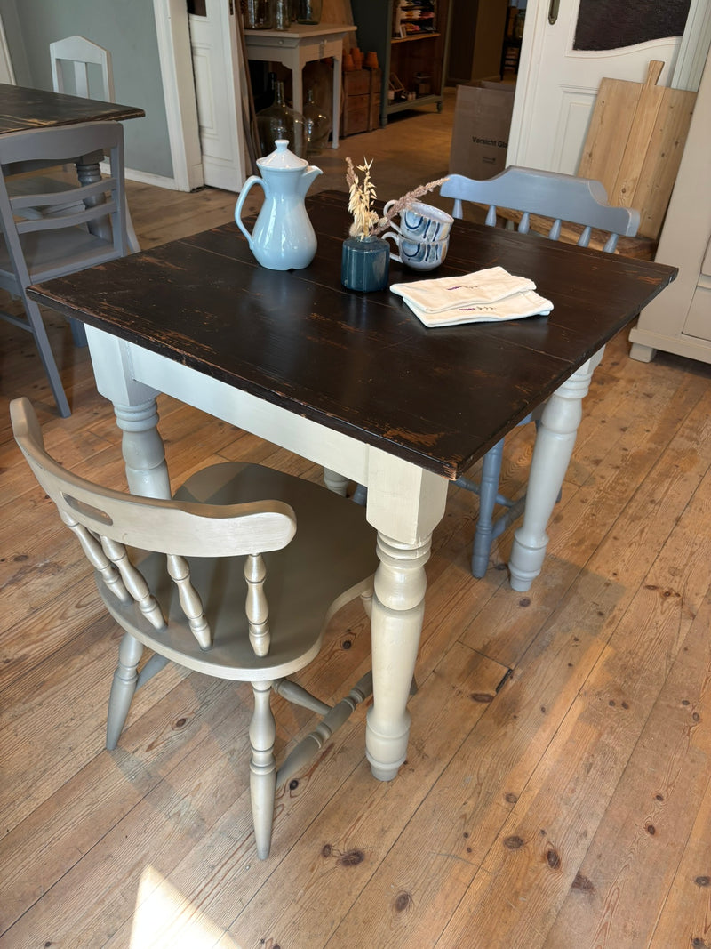 Kleiner quadratischer Küchentisch 80 × 80 cm | Kreidefarbe Sandy Grey | Paint of Walinoon