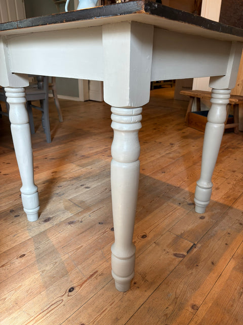 Kleiner quadratischer Küchentisch 80 × 80 cm | Kreidefarbe Sandy Grey | Paint of Walinoon
