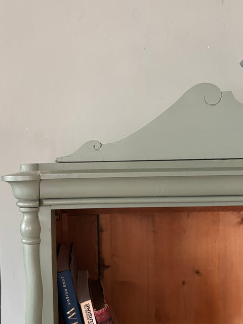 Antikes offenes Regal mit Krone | Kreidefarbe Olive | Painting the Past