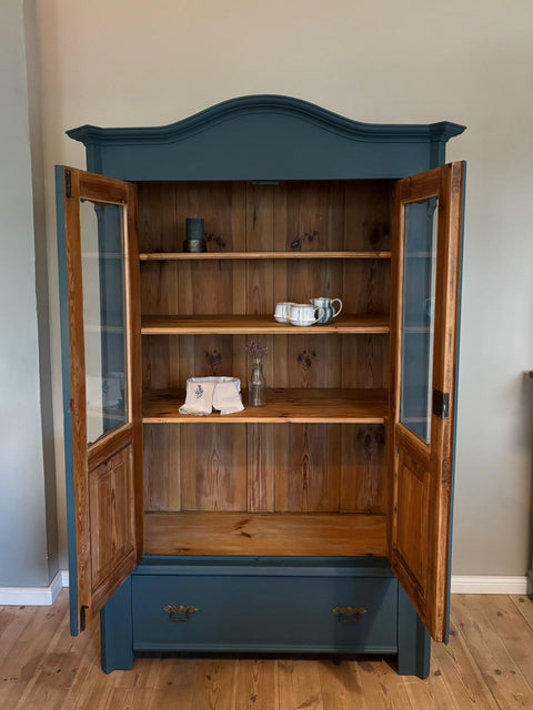 Zweitürige antike Weichholz Vitrine | Kreidefarbe Baronesse (blau)