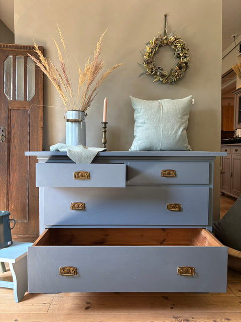 Dänische Kommode in Kreidefarbe Junger Baron, blau-grau, mit mehreren Schubladen, stilvoller Möbelstück von Weingärtners Genusshandwerk