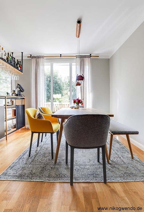 Anna von Mangoldt Metropolis 162 Farbe in vibrant hues displayed on a textured surface, showcasing its color richness.