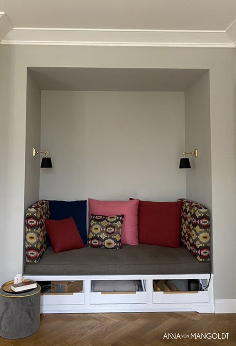 Anna von Mangoldt Metropolis 162 Farbe displayed in a vibrant color palette on a textured background.