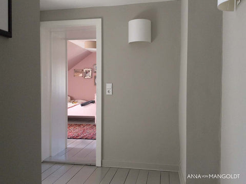 Anna von Mangoldt Metropolis 162 Farbe in rich color displayed on a textured surface showcasing its vibrant hue.
