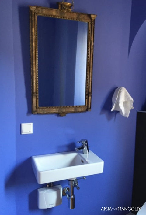 Farbenfrohes Schmuckstück von Anna von Mangoldt, Bijoux 077, detailreiche Farbgestaltung und elegante Verarbeitung sichtbar