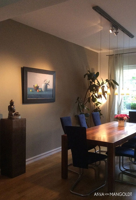 Anna von Mangoldt Tundra 121 Farbe, showcasing rich color texture and soft fabric in a stylish arrangement.