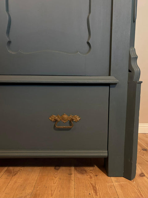 Zweitürige antike Weichholz Vitrine | Kreidefarbe Baronesse (blau)