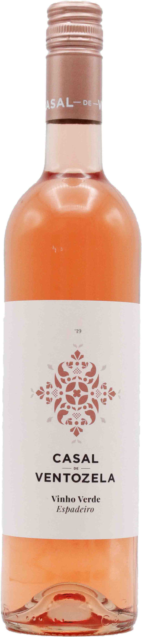 Roséwein Casal de Ventozela Vinho Verde Espadeiro 2024, rosafarbenes Glas mit Weinflasche, frischer portugiesischer Rosé