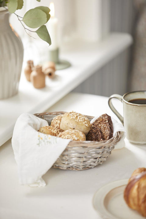 Runder Brotkorb von Ib Laursen mit Durchmesser 22 cm aus geflochtenem Material, ideal für Frühstückstisch oder Buffet.