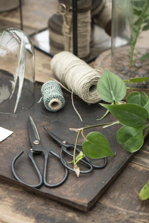 Große handgeschmiedete Schere von Ib Laursen, robustes Schneidewerkzeug aus Metall mit Holzgriff, für Garten und Bastelarbeiten