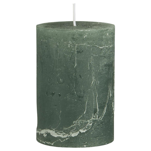 Rustikale grüne Stumpenkerze von Ib Laursen mit Ø 6,8 cm und 10 cm Höhe, für Kerzenhalter und Dekoration.