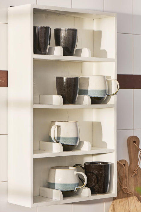 Ib Laursen Steingutbecher Dunes, rustikaler Küchen- und Tischbecher mit Dunes-Design, handgefertigt und langlebig.