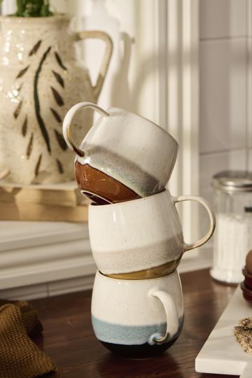 Weiße Ib Laursen Agneta Tasse aus Keramik, ideal für Kaffee oder Tee, mit elegantem Design für Küche und Tisch.