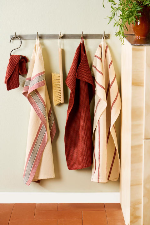 Ib Laursen Geschirrtuch Walter natur mit rostfarbenen und grauen Streifen (50x70cm) - Weingärtners Genusshandwerk