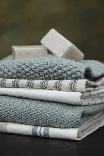 Ib Laursen Handtuch Mynte®-Serie staubig grün gestrickt - Weingärtners Genusshandwerk
