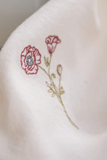 Ib Laursen Stoffserviette Flora mit Mohnblume in Buttercreme, elegante Baumwollserviette mit Blumenmuster, dekorativ und hochwertig